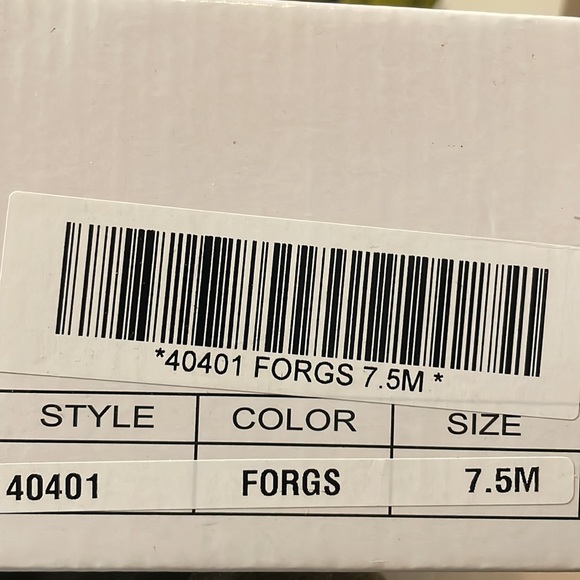 Faux suede strap 3 1/4” designer lady’s heels. - Picture 6 of 6